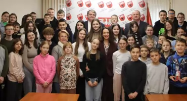Uczniowie SP w Starym Zakrzewie z wizytą w Starostwie Powiatowym [FOTO]