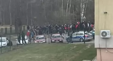 Niepokojące zdarzenia przed ośrodkiem dla cudzoziemców w Czerwonym Borze [FOTO+VIDEO]