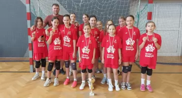 Sukcesy uczennic SP4 Zambrów na Ogólnopolskim Turnieju w Piłce Ręcznej w Winnicy i Ostrołęce [FOTO]