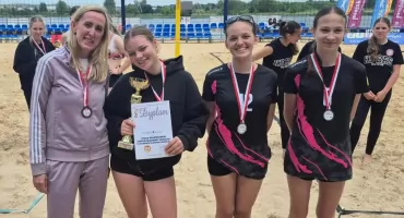Uczennice SP5 wywalczyły srebrny medal w Wojewódzkich Igrzyskach Młodzieży Szkolnej w siatkówce plażowej [FOTO]