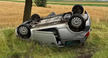 Osobówka dachowała na DK63 [FOTO]
