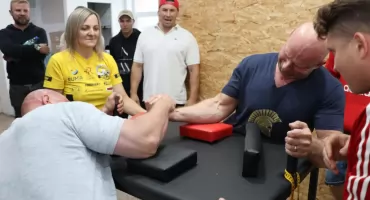 Siłowali się rękę, aby wspomóc zbiórkę na zakup protezy nogi [FOTO+VIDEO]