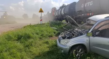 Osobówką wjechał wprost pod pociąg towarowy - VIDEO