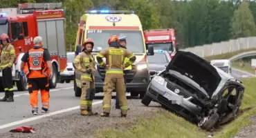 Wypadek na DK63. Dwie osoby przewiezione do szpitala [FOTO]