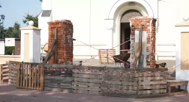 Trwają prace przy zabytkowym ogrodzeniu kościoła 