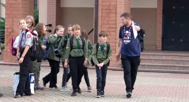 Harcerze i zuchy biorą udział w dwudniowym Rajdzie Śladami Kampanii Wrześniowej [FOTO]