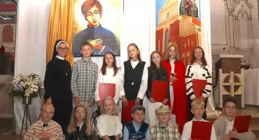 Młodzi parafianie z “Trójcy” zaprezentowali występ poświęcony św. Stanisławowi Kostce [FOTO]