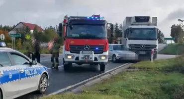 Dwie osoby w szpitalu po zderzeniu ciężarówki i osobowego seata w sąsiednim powiecie [FOTO]