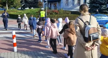 Pierwszaki z SP5 miały lekcje z bezpieczeństwa na przejściu dla pieszych [FOTO]