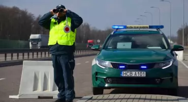 Przewozili nielegalny alkohol. Wpadli podczas kontroli drogowych [FOTO]