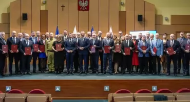 Wojewoda wręczył umowy na dofinansowanie zadań z zakresu ochrony ludności i obrony cywilnej [FOTO]