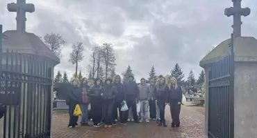 Wolontariusze z ILO sprzątali nagrobki na cmentarzu w Zambrowie [FOTO]