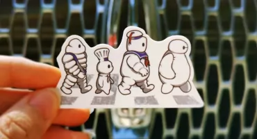 Jak prawidłowo przykleić naklejki 3D, by wyglądały perfekcyjnie i nie odklejały się z czasem?