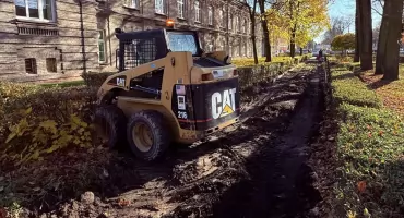 Przy ZSA w Zambrowie powstaje chodnik [FOTO]