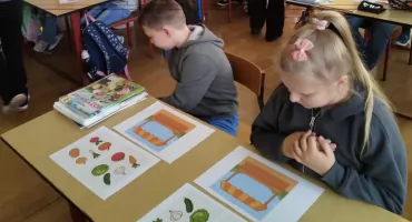 Dorośli czytają dzieciom u „Trójkowiczów