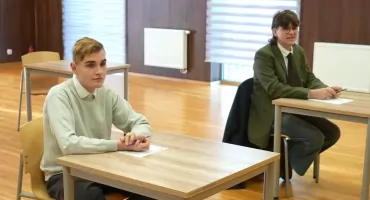 Uczniowie szkół ponadpodstawowych rywalizują o tytuł Mistrza Ortografii [FOTO]