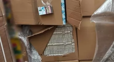 Białoruskie papierosy ukryte pomiędzy paletami z folią