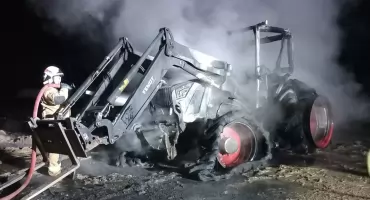 Ciągnik rolniczy zapalił się w budynku gospodarczym [FOTO]