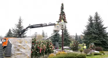 Rozpoczął się montaż choinki przy zalewie w Zambrowie [FOTO+VIDEO]