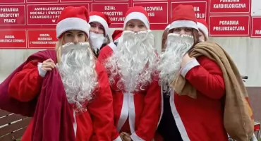 Pomocnicy Mikołaja przeszli ulicami Zambrowa [FOTO]