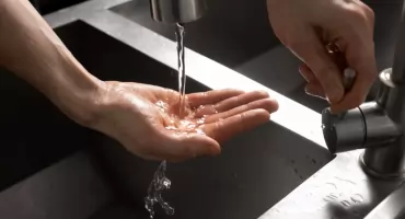 Zmiękczacze do wody – dlaczego to obowiązkowy element każdej kuchni?