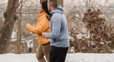 Jak wybrać odzież sportową do biegania zimą?