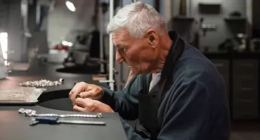 ZUS: Seniorzy zyskują wyższą emeryturę i ulgę podatkową za dłuższą pracę