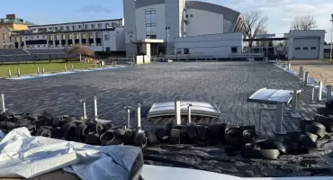 Rozpoczął się montaż tafli lodowiska w Zambrowie [FOTO+VIDEO]