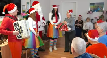 Wolontariusze z ZS1 kolędowali z seniorami w Klubie Seniora w Zambrowie [FOTO+VIDEO]