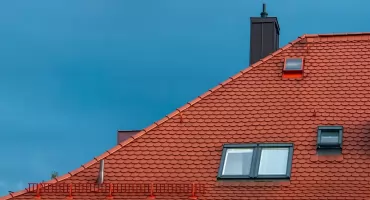 Wentylacja i membrana przy dachu z pełnym deskowaniem