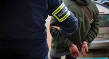 Chciał nielegalnie sprzedawać leki. Został zatrzymany, gdy wyjmował z samochodu torby wypełnione towarem