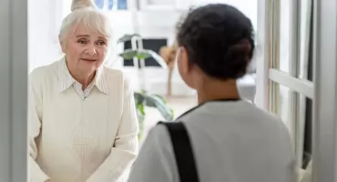 Kiedy senior może spodziewać się wizyty pracownika ZUS-u w domu?