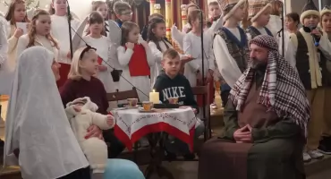 Jasełka pt. “Wigilia u Karoliny” w parafii pw. Trójcy Przenajświętszej w Zambrowie [FOTO+VIDEO]