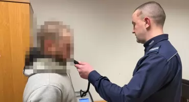 Dwóch pijanych kierowców bez prawa jazdy zatrzymanych przez zambrowskich policjantów