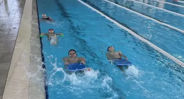 Uczniowie z Osowca rozwijali swoje umiejętności pływackie [FOTO]