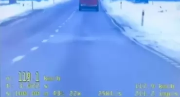 Pędził blisko 120 km/h w obszarze zabudowanym. 52-latek stracił prawo jazdy [VIDEO]