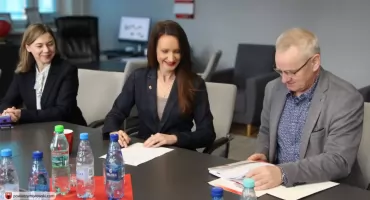 Niebawem ruszy termomodernizacja SOSW w Długoborzu i I LO w Zambrowie. Umowy podpisane [FOTO]