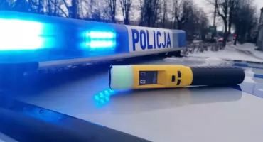 Wpadli, bo nie zapięli pasów. Pijana kierująca i kierowca bez uprawnień staną przed sądem