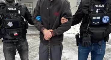 40-latek zaatakował policjantów nożem, gdy zatrzymywali go za kradzież puszki WOŚP [FOTO]