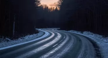 Uwaga na drogach i chodnikach! IMGW znowu ostrzega przed oblodzeniami