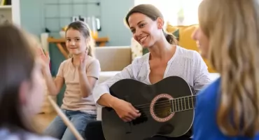 Jesteś pasjonatem muzyki? Sprawdź, jak możesz pomagać innym jako muzykoterapeuta!