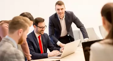 Jesteś doświadczonym liderem i szukasz czegoś więcej niż kolejnego szkolenia? Poznaj studia DBA