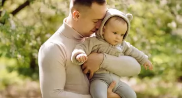 Coraz więcej ojców korzysta z zasiłku macierzyńskiego