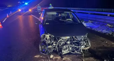 Osobówka wjechała w bariery ochronne. Utrudnienia na S8