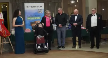 Trwa X Samorządowy Bal Charytatywny. Uczestnicy tym razem licytują na rzecz Nicolasa Mankiewicza [FOTO+VIDEO]