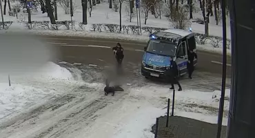 Policjanci uratowali kobietę. Zasłabła przed komendą [VIDEO]