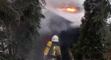 Pożar budynku w gminie Rutki. Na miejscu pracowało sześć zastępów straży pożarnej [FOTO]