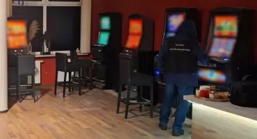 Funkcjonariusze KAS zabezpieczyli 13 nielegalnych automatów do gier [FOTO]