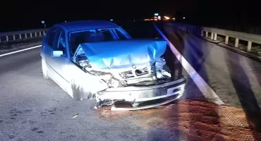 Osobówka uderzyła w bariery energochłonne na S8. BMW podróżowały dwie osoby [FOTO]