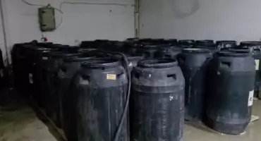 Funkcjonariusze zlikwidowali bimbrownie i zabezpieczyli 340 litrów alkoholu [WIDEO]